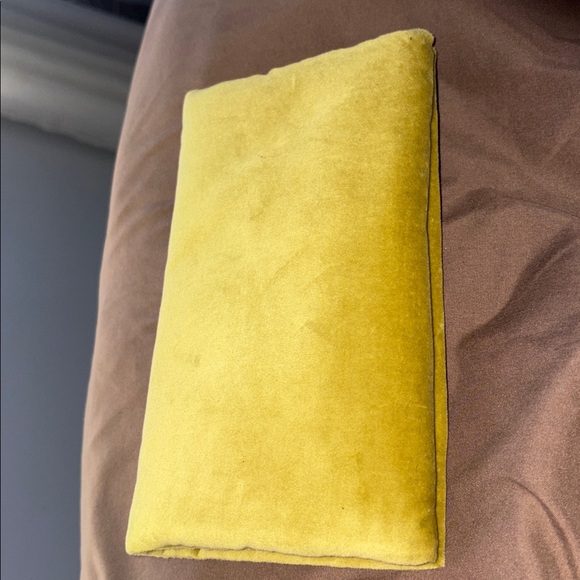 Gucci Authentic Kiwi Color Velvet Cushion Eyeglass Case - Picture 3 of 3